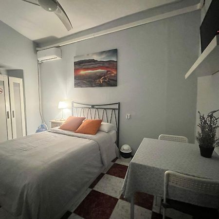 Santa Isabel Low Cost Rooms In Private House Севиля Екстериор снимка