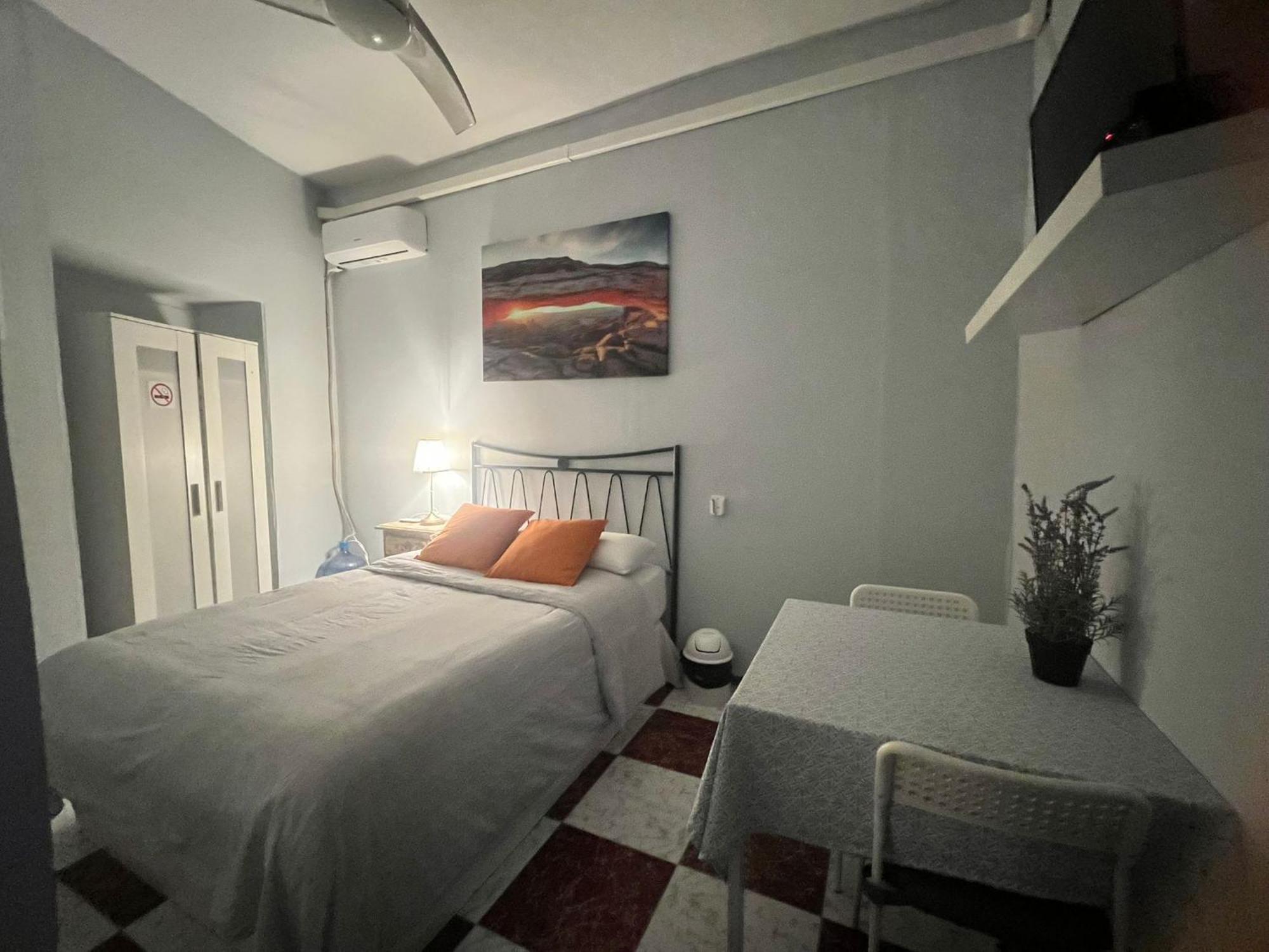 Santa Isabel Low Cost Rooms In Private House Севиля Екстериор снимка