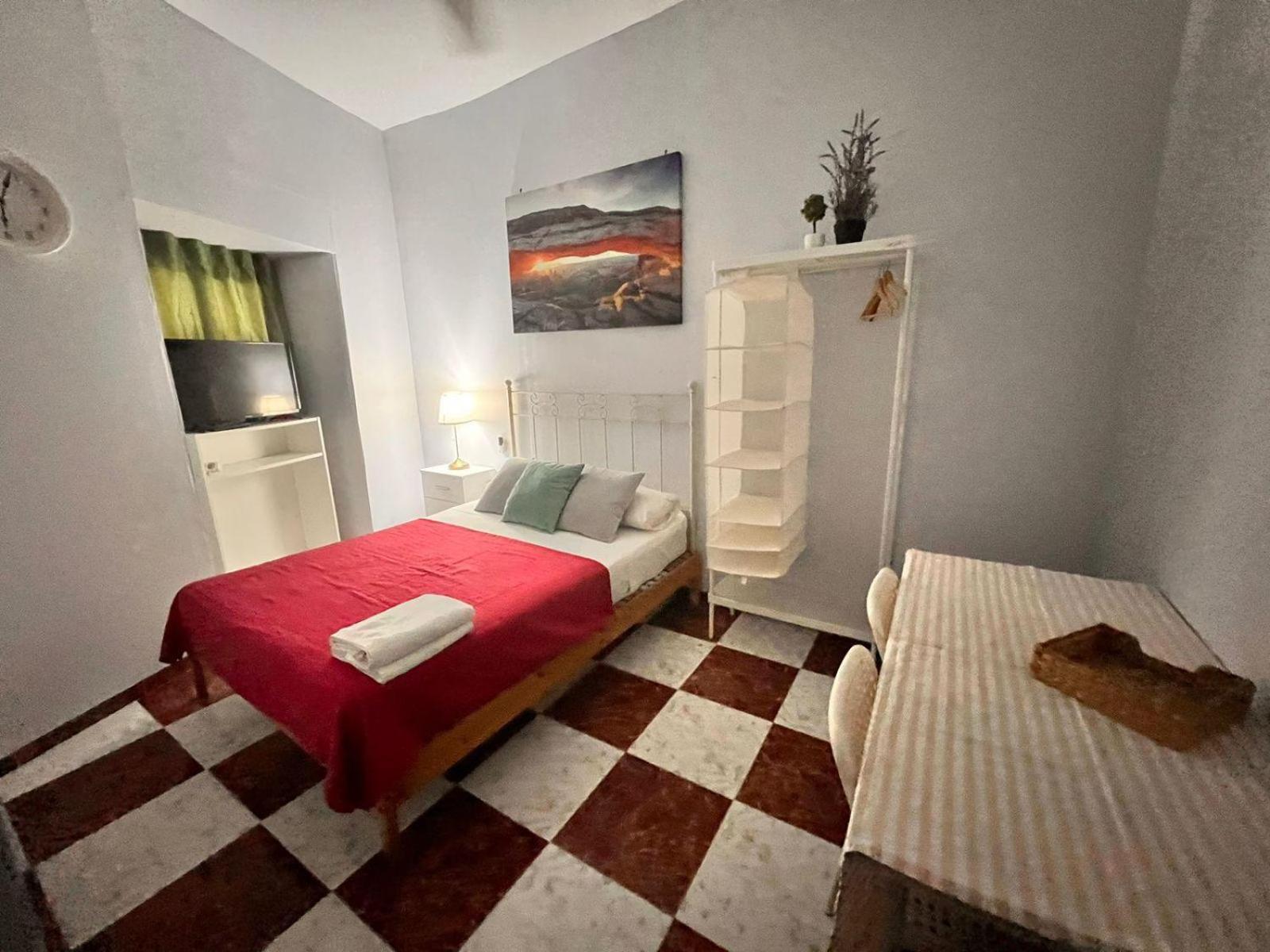 Santa Isabel Low Cost Rooms In Private House Севиля Екстериор снимка