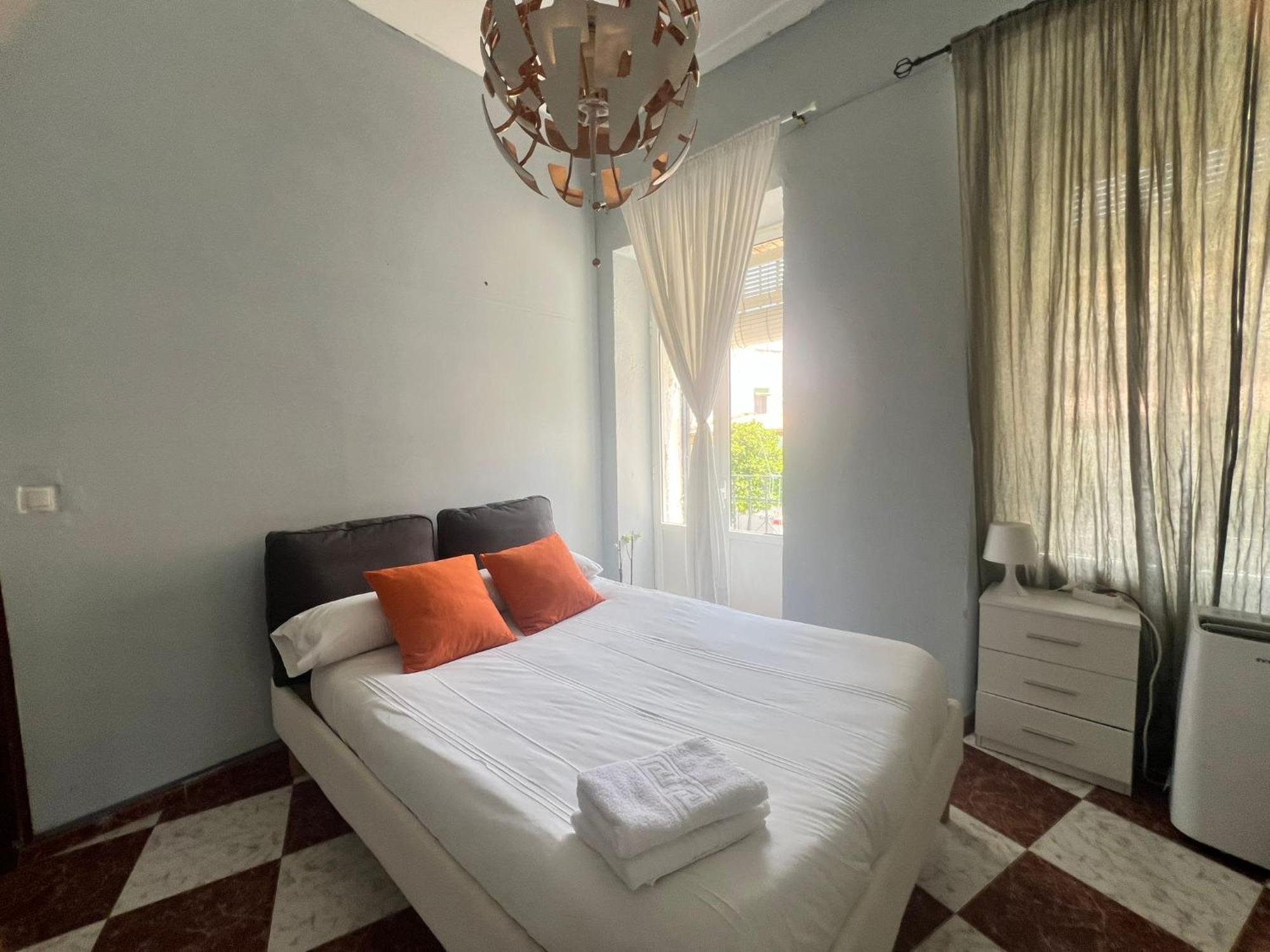 Santa Isabel Low Cost Rooms In Private House Севиля Стая снимка