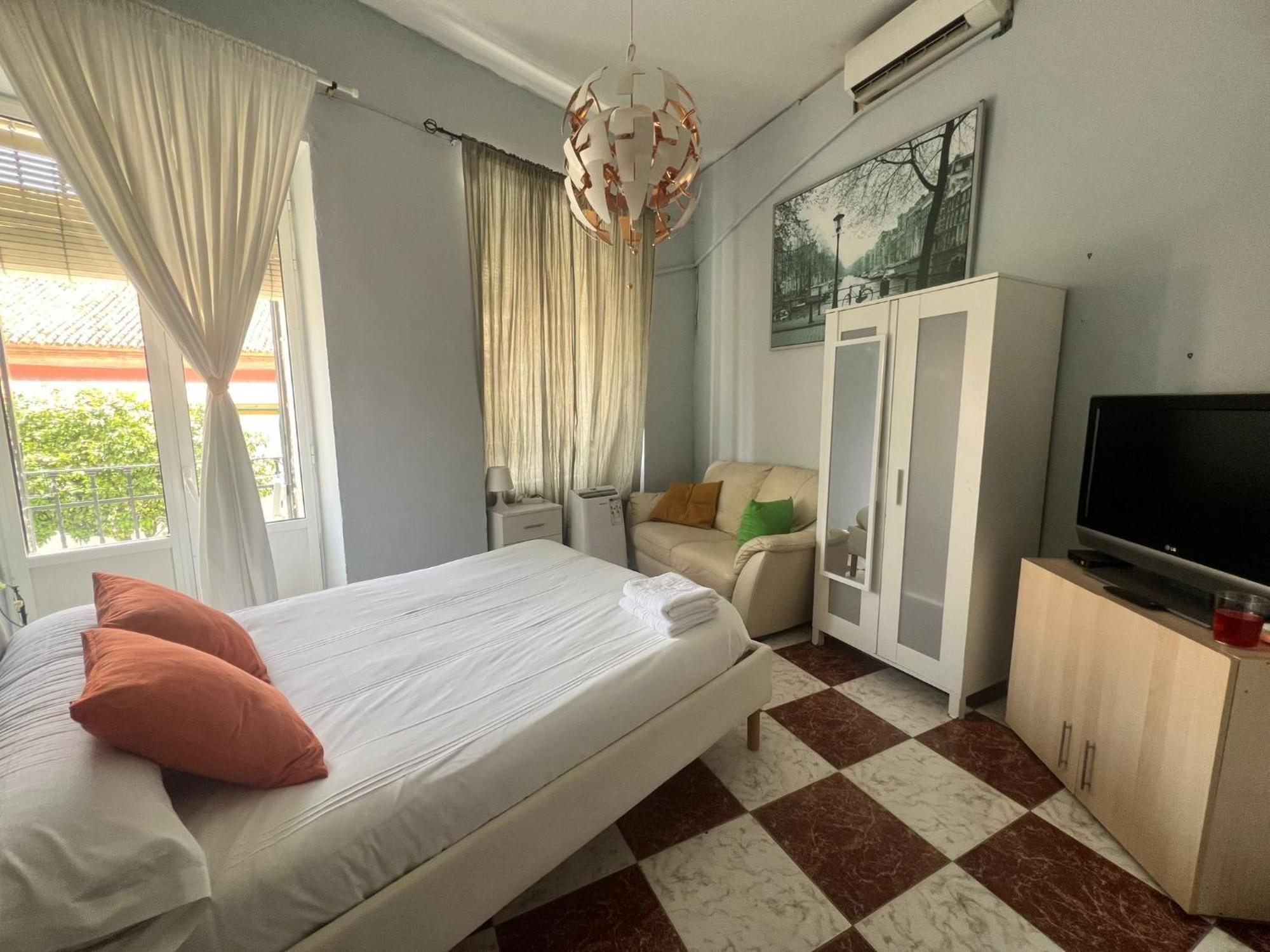 Santa Isabel Low Cost Rooms In Private House Севиля Екстериор снимка